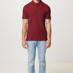 Homme portant polo bordeaux et jean clair