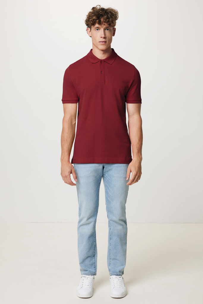 Homme portant polo bordeaux et jean clair