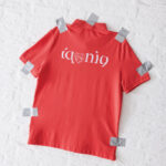 T-shirt rouge avec logo blanc iqoniq