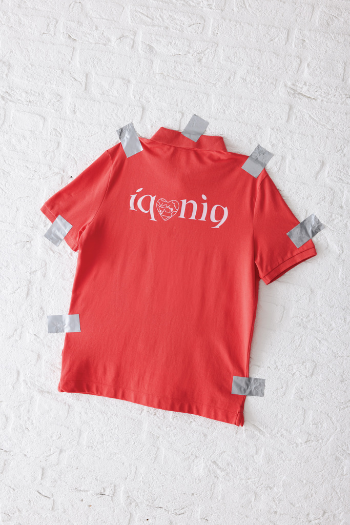 T-shirt rouge avec logo blanc iqoniq