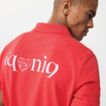 Homme portant un polo rouge iqoniq