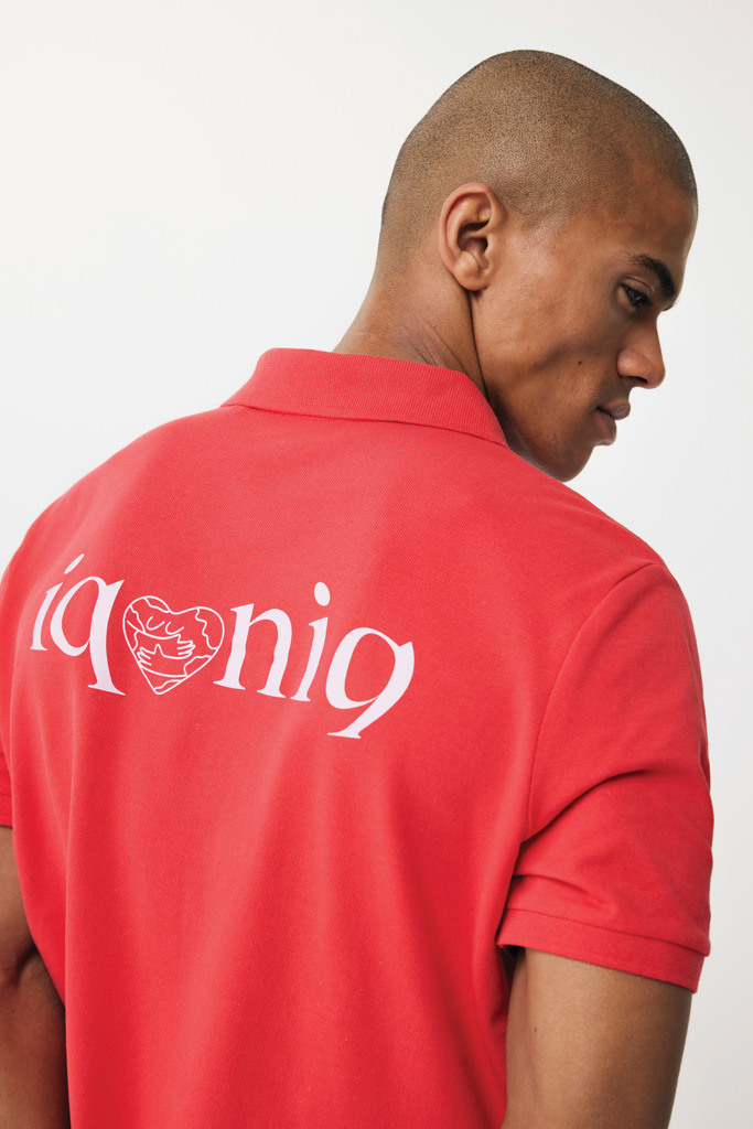 Homme portant un polo rouge iqoniq