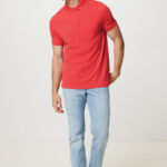 Homme portant polo rouge et jean clair