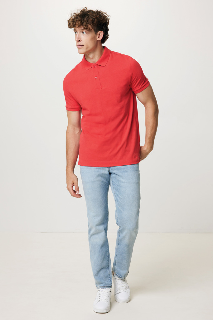Homme portant polo rouge et jean clair