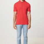 Homme portant polo rouge et jean clair