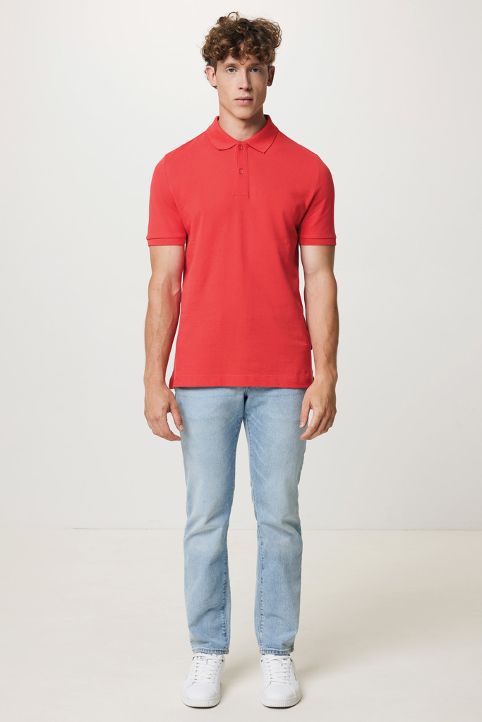 Homme portant polo rouge et jean clair