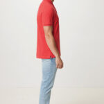 Homme portant polo rouge et jean clair