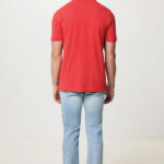 Homme portant polo rouge et jean clair