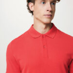 Homme portant un polo rouge