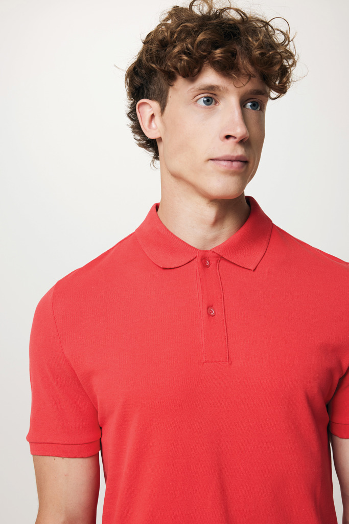 Homme portant un polo rouge