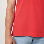 Homme portant polo rouge et jean clair