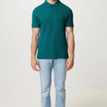 Homme portant polo vert et jean clair