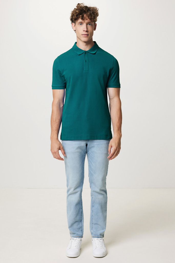 Homme portant polo vert et jean clair
