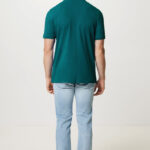Homme portant polo vert et jean clair