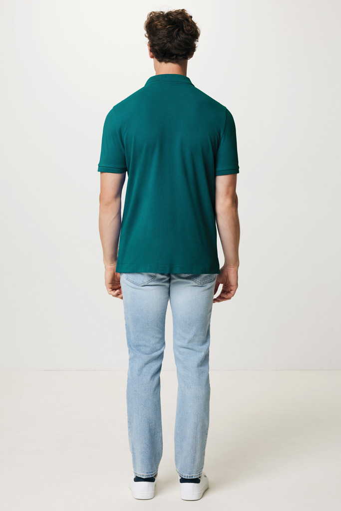 Homme portant polo vert et jean clair