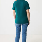 Femme portant polo vert et jean bleu