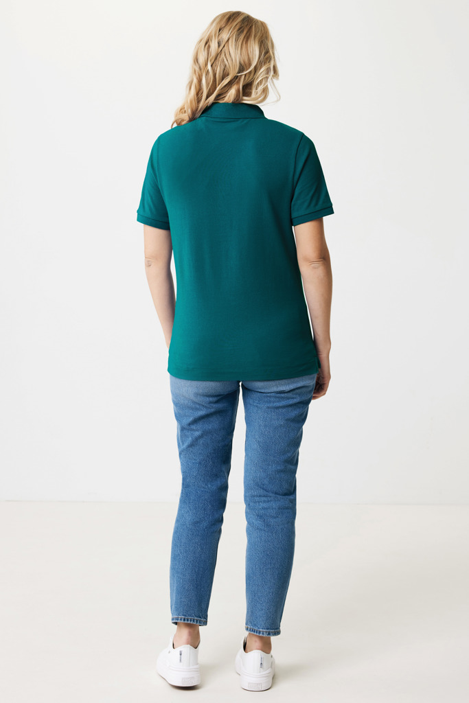 Femme portant polo vert et jean bleu