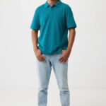 Homme portant polo turquoise et jean clair