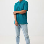 Homme portant polo turquoise et jean clair