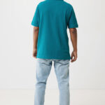 Homme portant polo turquoise et jean clair