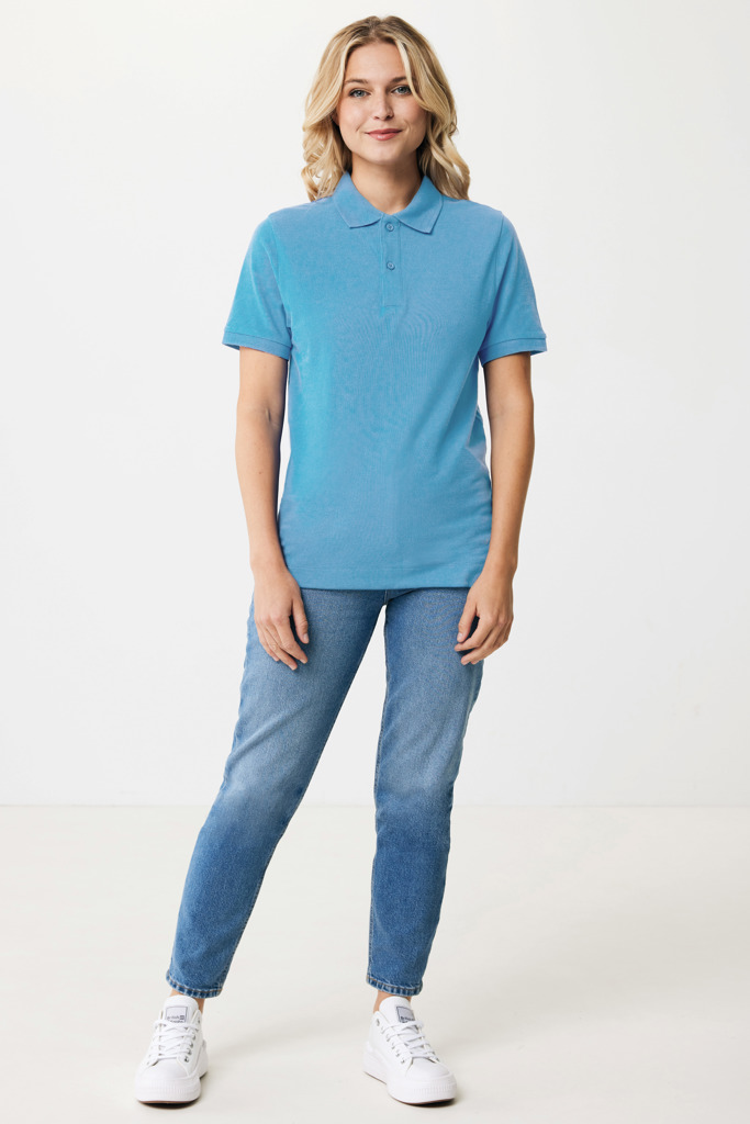 Personne portant un polo bleu et un jean.