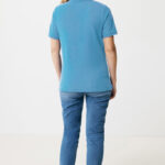 Personne portant un polo bleu et un jean