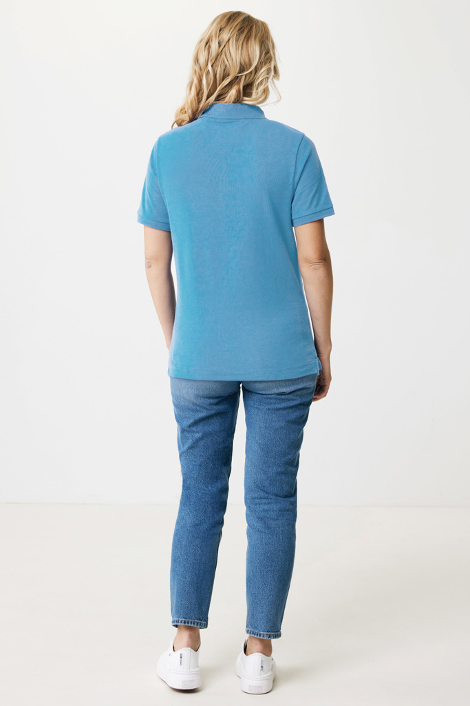 Personne portant un polo bleu et un jean