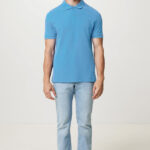 Homme portant polo bleu et jean clair