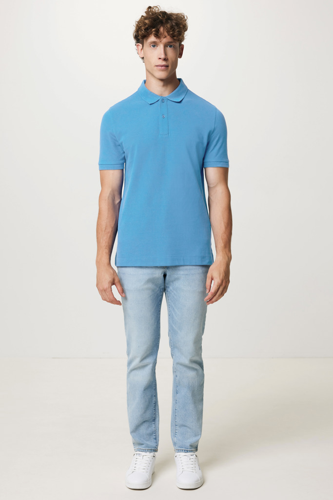 Homme portant polo bleu et jean clair