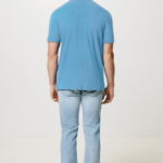 Homme portant polo bleu et jean clair
