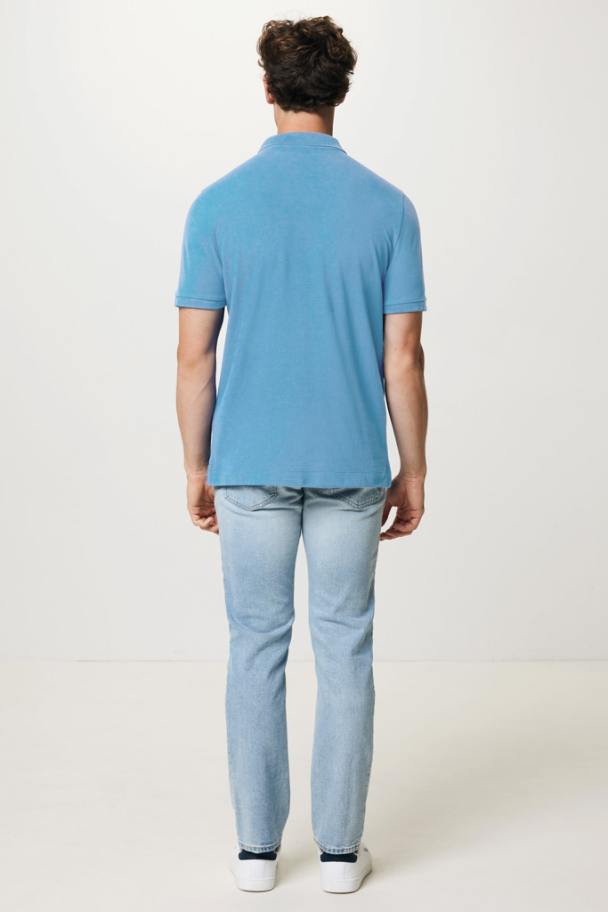 Homme portant polo bleu et jean clair