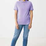 Femme portant un polo lavande et un jean bleu