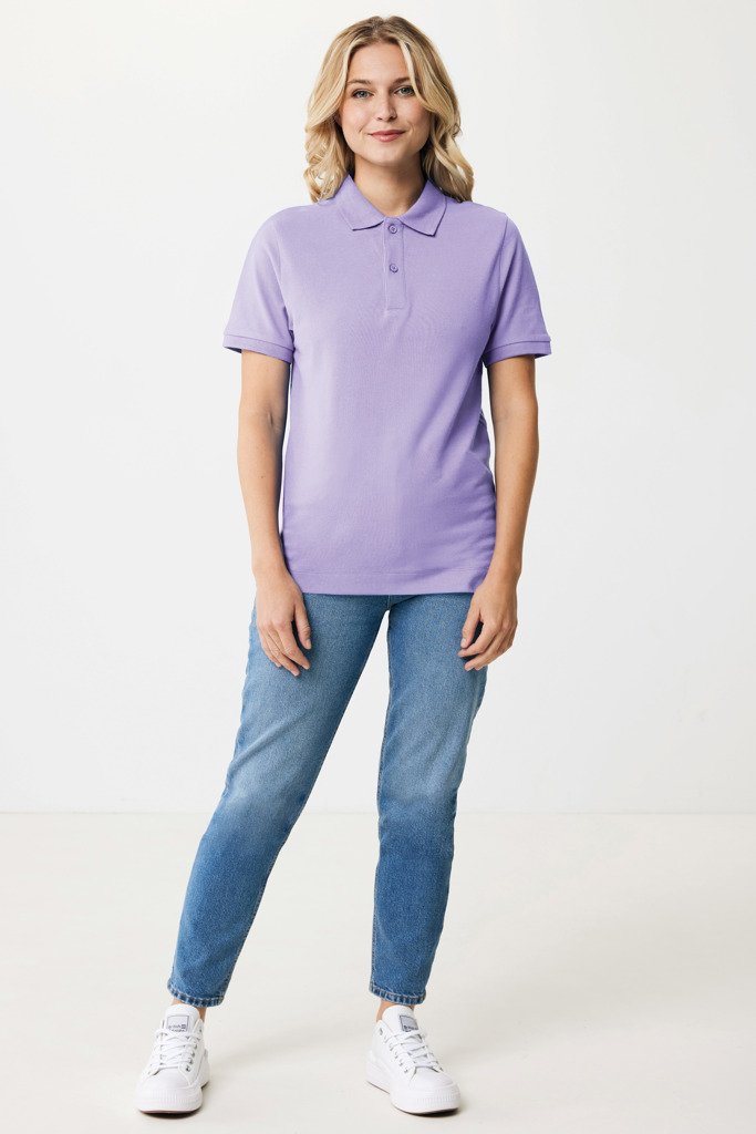 Femme portant un polo lavande et un jean bleu