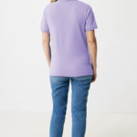 Personne portant un polo violet et jean bleu.