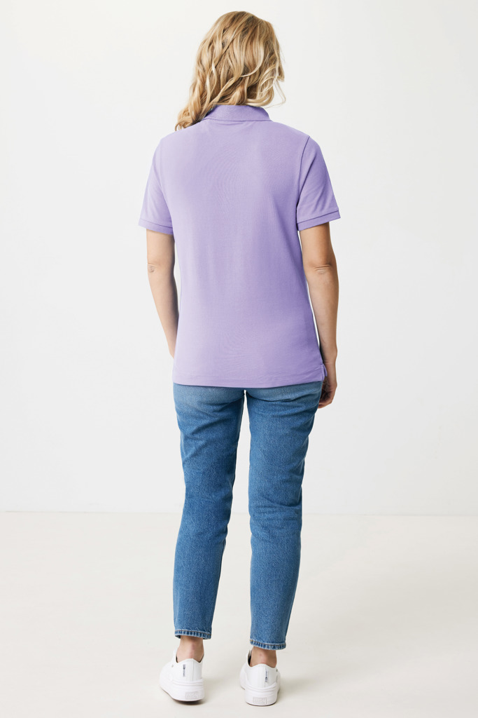 Personne portant un polo violet et jean bleu.
