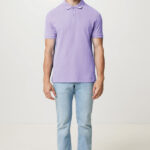 Homme portant polo violet et jean clair