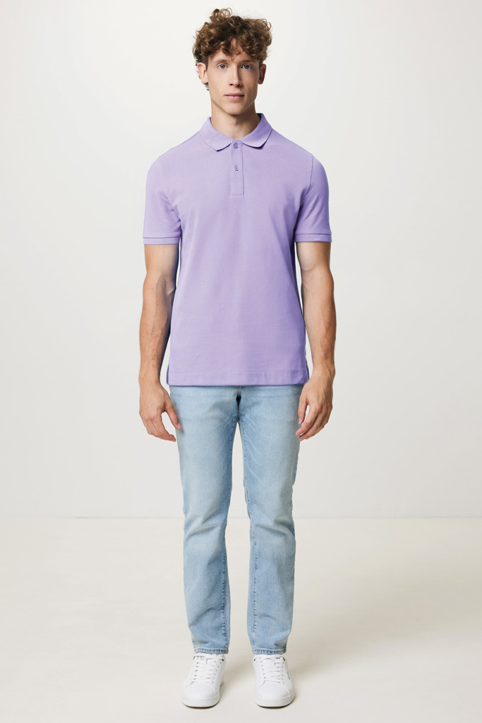 Homme portant polo violet et jean clair