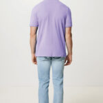 Homme portant polo violet et jean clair
