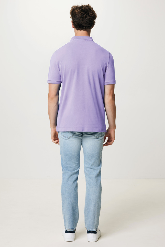 Homme portant polo violet et jean clair