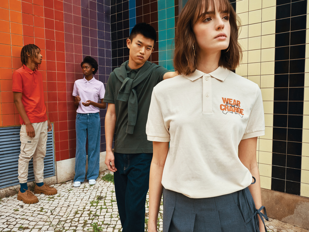Jeunes portant des vêtements colorés devant mur carrelé.