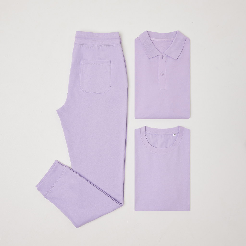 Ensemble violet composé de pantalon et deux hauts.