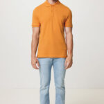 Homme portant un polo orange et jean clair
