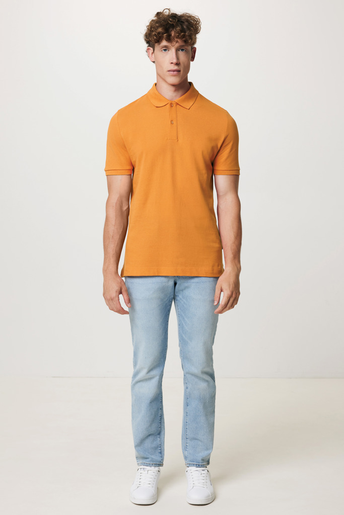 Homme portant un polo orange et jean clair