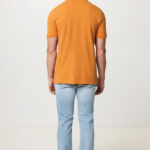 Homme de dos portant polo orange et jean clair