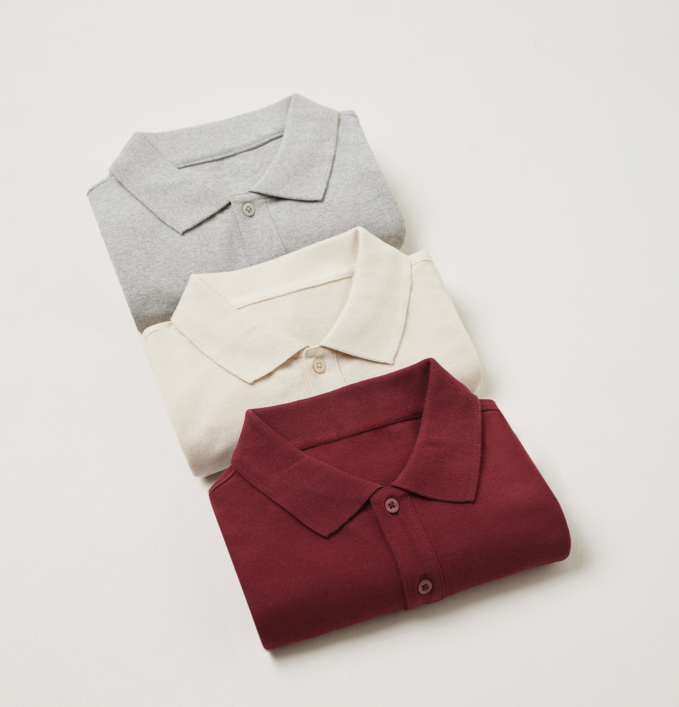 Trois polos pliés gris, beige et bordeaux.