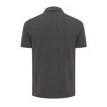 Dos d’un polo gris à manches courtes