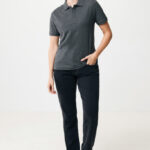 Personne portant polo gris et jean noir