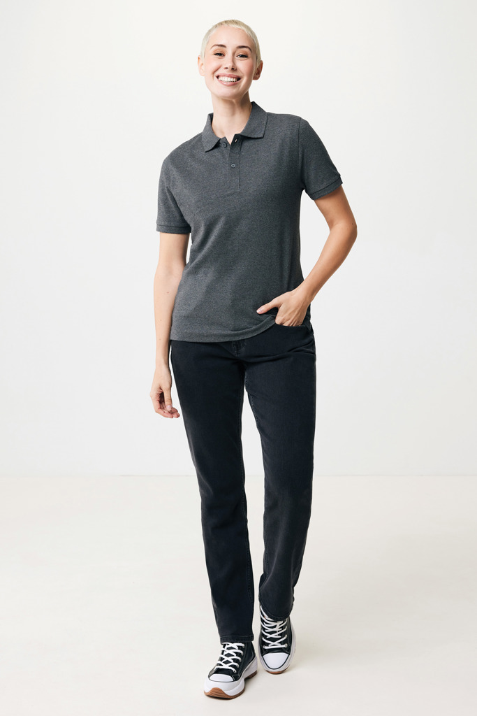 Personne portant polo gris et jean noir