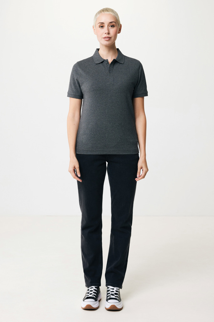 Personne portant un polo gris et un jean noir.