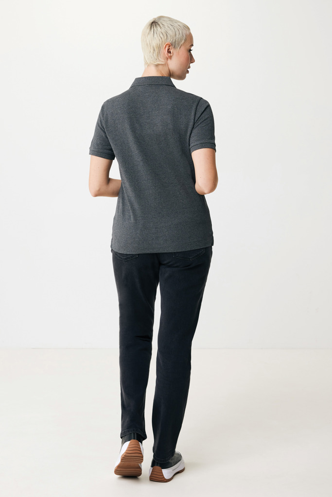 Personne portant un polo gris et jean foncé.